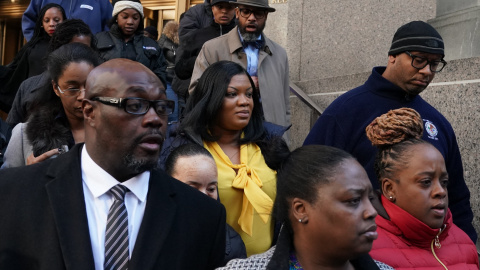 19/11/2019. Imagen de archivo de la funcionaria del Centro Correccional Metropolitano, Tova Noel, rodeada de simpatizantes, sale de la Corte Federal, en Nueva York. - AFP 19/11/2019. Imagen de archivo de la funcionaria del Centro Correccional Metropolitano, Tova Noel, rodeada de simpatizantes, sale de la Corte Federal, en Nueva York. - AFP