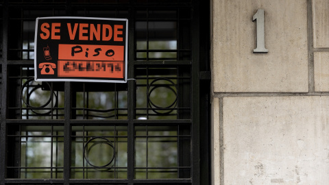 Foto de archivo de un cartel de 'Se vende' en un portal de un edificio de Madrid, a 8 de abril de 2024. Foto de archivo de un cartel de 'Se vende' en un portal de un edificio de Madrid, a 8 de abril de 2024.