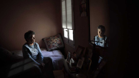 Fotografía de Maricarmen, de 84 años, en su piso en el barrio de Ibiza, Madrid. Fotografía de Maricarmen, de 84 años, en su piso en el barrio de Ibiza, Madrid.