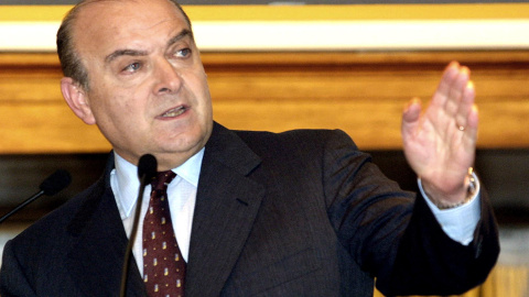 El exministro de Economía, Domingo Cavallo, en una conferencia en Buenos Aires, Argentina, el 19 de noviembre de 2001. El exministro de Economía, Domingo Cavallo, en una conferencia en Buenos Aires, Argentina, el 19 de noviembre de 2001.