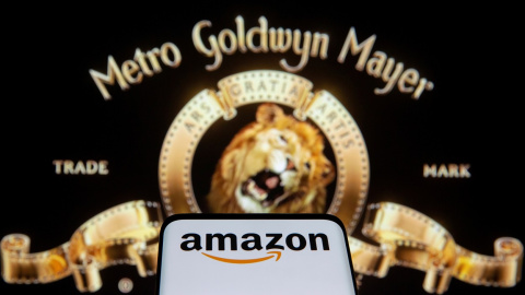 Un smartphone con el logo de Amazon en su pantalla junto al emplema de los estudios MGM. REUTERS/Dado Ruvic/Illustration Un smartphone con el logo de Amazon en su pantalla junto al emplema de los estudios MGM. REUTERS/Dado Ruvic/Illustration