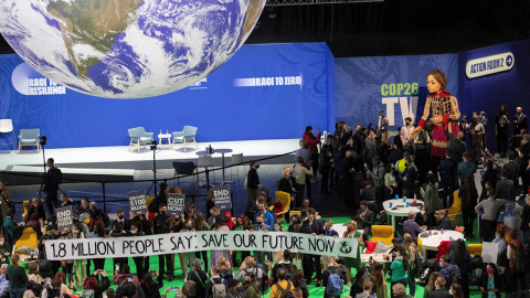 Un grupo de personas realiza una protesta en la COP26 con una pancarta que reza: "1,8 millones de personas dicen: salvad nuestro futuro ahora". Un grupo de personas realiza una protesta en la COP26 con una pancarta que reza: "1,8 millones de personas dicen: salvad nuestro futuro ahora".