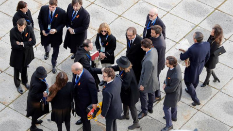 Los familiares de la familia Franco son recibidos por el prior de la basílica del Valle de los Caídos, este jueves . EFE/Emilio Naranjo