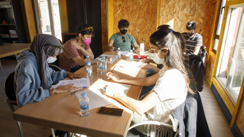 Hajar Brown, Francesco Carril y y Somaya Taoufiki ensayan una escena de 'DramaWalker Cañada Real' junto a su autor, el dramaturgo Roberto Martín.