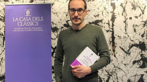 Miquel Cabal Guarro, traductor de la nova edició de 'Crim i càstig', a la llibreria Ona de Barcelona. Miquel Cabal Guarro, traductor de la nova edició de 'Crim i càstig', a la llibreria Ona de Barcelona.