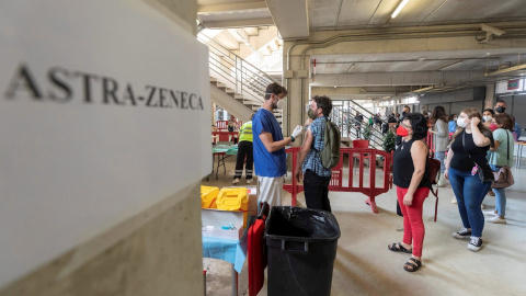 Un enfermero pone la segunda dosis de la vacuna AstraZéneca a un hombre este martes en el estadio murciano de Nueva Condomina. Un enfermero pone la segunda dosis de la vacuna AstraZéneca a un hombre este martes en el estadio murciano de Nueva Condomina.