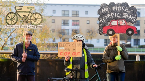 Jóvenes protestan a las puertas de la COP26.