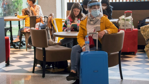 Pasajeros en el aeropuerto de Palma de Mallorca. Pasajeros en el aeropuerto de Palma de Mallorca.