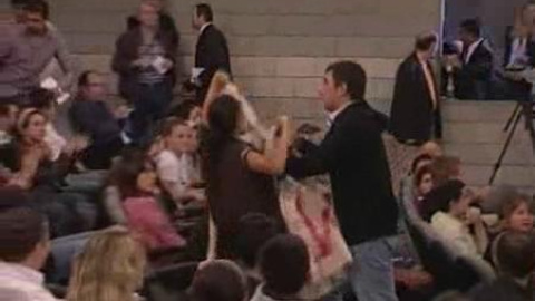 Un estudiante turco lanza un zapato al director del FMI Un estudiante turco lanza un zapato al director del FMI