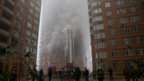 Equipos de rescate trabajan en un edificio residencial de Odesa, Ucrania, dañado durante un ataque ruso con misiles y drones, a 29 de diciembre de 2023. Equipos de rescate trabajan en un edificio residencial de Odesa, Ucrania, dañado durante un ataque ruso con misiles y drones, a 29 de diciembre de 2023.