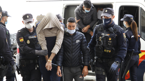 Dos de los marroquíes detenidos, a su llegada al Juzgado de lo Penal número 7 tras ser acusados por el episodio que el pasado viernes obligó a cerrar el Aeropuerto de Palma, a 8 de noviembre de 2021, en Palma de Mallorca. Dos de los marroquíes detenidos, a su llegada al Juzgado de lo Penal número 7 tras ser acusados por el episodio que el pasado viernes obligó a cerrar el Aeropuerto de Palma, a 8 de noviembre de 2021, en Palma de Mallorca.