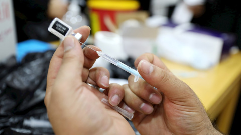 Un sanitario prepara una dosis de la vacuna de Pfizer-BioNTech para su administración. Un sanitario prepara una dosis de la vacuna de Pfizer-BioNTech para su administración.