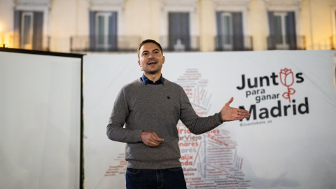El secretario general del PSOE-M, Juan Lobato, cerrando su campaña de Primarias, en la Plaza de Pedro Zerolo, en el barrio de Chueca, el pasado 22 de octubre de 2021. El secretario general del PSOE-M, Juan Lobato, cerrando su campaña de Primarias, en la Plaza de Pedro Zerolo, en el barrio de Chueca, el pasado 22 de octubre de 2021.