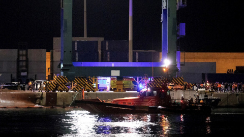 Imágenes del accidente sufrido hoy viernes en el Muelle del Centenario del Port de Castelló, al volcar un carguero de unos 80m durante las tareas de estiba y en el que de momento hay dos desaparecidos. Imágenes del accidente sufrido hoy viernes en el Muelle del Centenario del Port de Castelló, al volcar un carguero de unos 80m durante las tareas de estiba y en el que de momento hay dos desaparecidos.