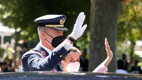 El rey Felipe VI y la reina Letizia saludan al público que se ha acercado a la celebración del Día de las Fuerzas Armadas en la Plaza de la Lealtad de Madrid este sábado. El rey Felipe VI y la reina Letizia saludan al público que se ha acercado a la celebración del Día de las Fuerzas Armadas en la Plaza de la Lealtad de Madrid este sábado.