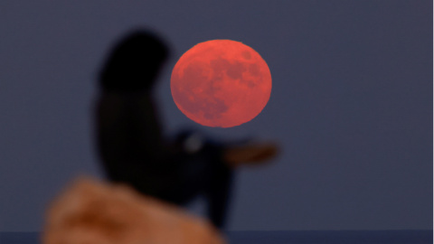 12/11/21. Material de origen lunar está siendo insertado en el espacio cercano a la Tierra. 12/11/21. Material de origen lunar está siendo insertado en el espacio cercano a la Tierra.