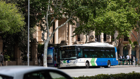 Un autobus en una calle de Palma de Mallorca. Un autobus en una calle de Palma de Mallorca.