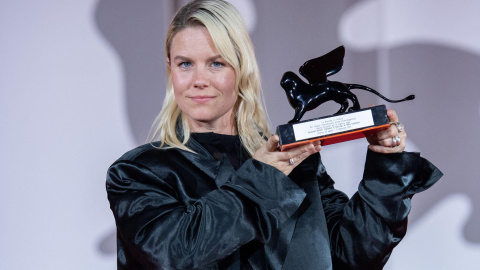 La cineasta Mika Gustafson, con el premio ganado en Venecia. La cineasta Mika Gustafson, con el premio ganado en Venecia.