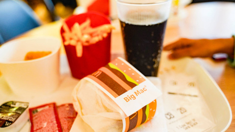 Un menú Big Mac a base de hamburguesa, patatas fritas y Coca-Cola en un McDonald's de Francia. Un menú Big Mac a base de hamburguesa, patatas fritas y Coca-Cola en un McDonald's de Francia.