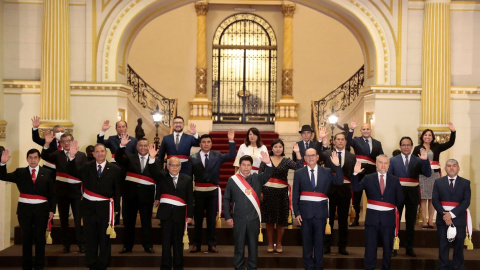 Foto de familia de los miembros del cuarto gabinete del presidente de Perú, Pedro Castillo (c), tras la ceremonia de toma de posesión celebrada en el Palacio de Gobierno de Lima (Perú). REUTERS/ Presidencia de Perú Foto de familia de los miembros del cuarto gabinete del presidente de Perú, Pedro Castillo (c), tras la ceremonia de toma de posesión celebrada en el Palacio de Gobierno de Lima (Perú). REUTERS/ Presidencia de Perú