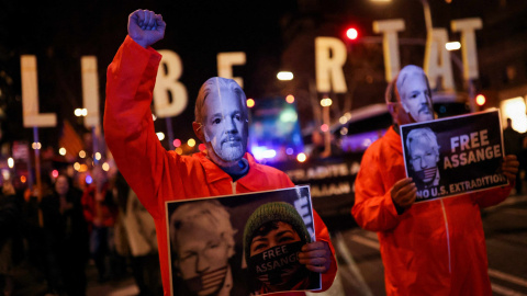 Partidarios de Julian Assange se manifiestan contra la extradición a Estados Unidos del fundador de WikiLeaks en el consulado del país americano en Barcelona Partidarios de Julian Assange se manifiestan contra la extradición a Estados Unidos del fundador de WikiLeaks en el consulado del país americano en Barcelona