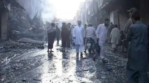 Peshawar se recupera tras la masacre talibán Peshawar se recupera tras la masacre talibán