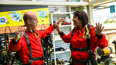 Tomàs Molina i Diana Riba, després de llençar-se en paracaigudes per alertar de la necessitat de cuidar la qualitat de l'aire.