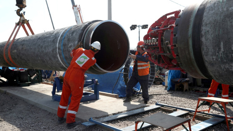 Los operarios trabajan en la construcción del gaseoducto Nord Stream 2. Los operarios trabajan en la construcción del gaseoducto Nord Stream 2.