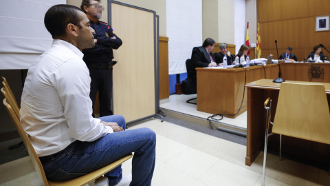 El exfutbolista Dani Alves en la Audiencia de Barcelona, a 5 de febrero de 2024. El exfutbolista Dani Alves en la Audiencia de Barcelona, a 5 de febrero de 2024.