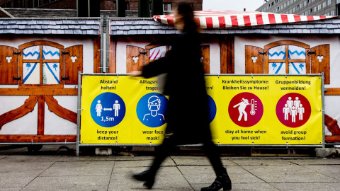 Un cartel informa a los clientes que mantengan las normas de higiene en el mercado navideño cerrado en Potsdamer Platz en Berlín. Un cartel informa a los clientes que mantengan las normas de higiene en el mercado navideño cerrado en Potsdamer Platz en Berlín.
