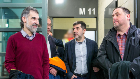 Jordi Cuixart, Josep Rull, Jordi Sànchez i Oriol Junqueras durant el seu trasllat a Madrid pel judici de l'1-O l'1 de febrer de 2019 Jordi Cuixart, Josep Rull, Jordi Sànchez i Oriol Junqueras durant el seu trasllat a Madrid pel judici de l'1-O l'1 de febrer de 2019