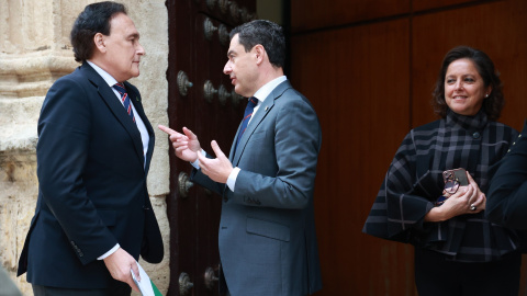 El consejero Villamandos y el presidente Moreno Bonilla mantienen una conversación. A la derecha, la consejera García. Imagen de archivo. El consejero Villamandos y el presidente Moreno Bonilla mantienen una conversación. A la derecha, la consejera García. Imagen de archivo.