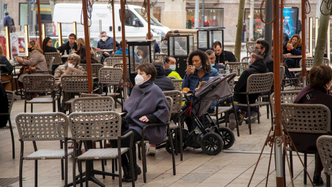 Vista de las terrazas de varios bares este martes tras su reapertura en Palma de Mallorca, dentro de las medidas de desescalada por el coronavirus. Vista de las terrazas de varios bares este martes tras su reapertura en Palma de Mallorca, dentro de las medidas de desescalada por el coronavirus.