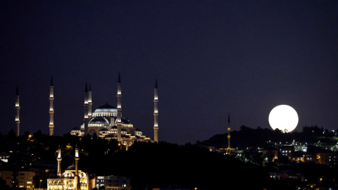 La noche de la superluna sobre Estambul. La noche de la superluna sobre Estambul.