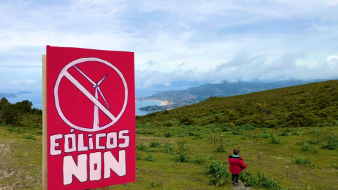 Cartel contra la instalación de molinos en el alto de A Gabiñeira, en la Serra da Groba. - Alba Tomé Cartel contra la instalación de molinos en el alto de A Gabiñeira, en la Serra da Groba. - Alba Tomé