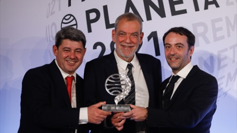 La esritora Carmen Mola, seudónimo de los escritores Jorge Díaz, Agustín Martínez y Antonio Mercero, ganadora de la 70ª edición del Premio Planeta de Novela, ofrece una rueda de prensa tras la ceremonia de entrega, en el Museu Nacional d'Art de Cata La esritora Carmen Mola, seudónimo de los escritores Jorge Díaz, Agustín Martínez y Antonio Mercero, ganadora de la 70ª edición del Premio Planeta de Novela, ofrece una rueda de prensa tras la ceremonia de entrega, en el Museu Nacional d'Art de Cata