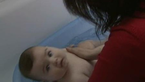Bañar a un bebé a diario puede resultar perjudicial para su piel Bañar a un bebé a diario puede resultar perjudicial para su piel