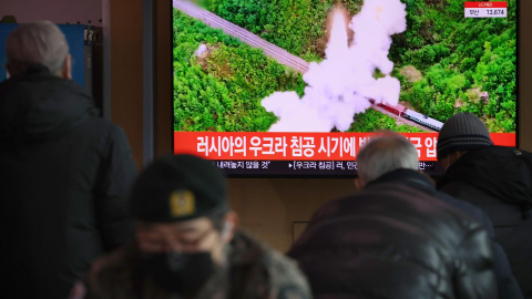 Noticias sobre el lanzamiento de un presunto misil balístico por parte de Corea del Norte se transmiten en un televisor en la estación de Seúl en Seúl, Corea del Sur, el 27 de febrero de 2022. Noticias sobre el lanzamiento de un presunto misil balístico por parte de Corea del Norte se transmiten en un televisor en la estación de Seúl en Seúl, Corea del Sur, el 27 de febrero de 2022.
