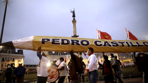 03/06/2021.- Simpatizantes del candidato a la Presidencia de Perú Pedro Castillo, se congregan para el cierre de su campaña de cara a la segunda vuelta presidencial del próximo 6 de junio, en la plaza Dos de Mayo, en Lima. 03/06/2021.- Simpatizantes del candidato a la Presidencia de Perú Pedro Castillo, se congregan para el cierre de su campaña de cara a la segunda vuelta presidencial del próximo 6 de junio, en la plaza Dos de Mayo, en Lima.