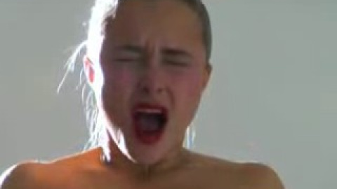 La "porrista" de 'Héroes' se empapa en Champán La "porrista" de 'Héroes' se empapa en Champán