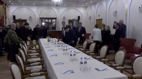 El ministro de Defensa de Ucrania, Oleksii Reznikov, se prepara para conversar con Vladimir Medinsky, asistente presidencial y jefe de delegación de Rusia, en la región de Gomel , Bielorrusia, el 28 de febrero de 2022 El ministro de Defensa de Ucrania, Oleksii Reznikov, se prepara para conversar con Vladimir Medinsky, asistente presidencial y jefe de delegación de Rusia, en la región de Gomel , Bielorrusia, el 28 de febrero de 2022