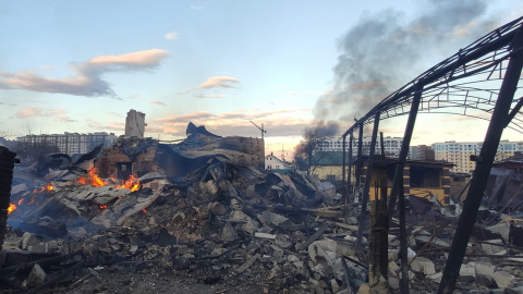 Una vista de las casas destruidas por los bombardeos del ejército ruso. Rusia lanzó un ataque a gran escala contra Ucrania el jueves 24 de febrero de 2022, bombardeando ciudades y bases con ataques aéreos o proyectiles. Una vista de las casas destruidas por los bombardeos del ejército ruso. Rusia lanzó un ataque a gran escala contra Ucrania el jueves 24 de febrero de 2022, bombardeando ciudades y bases con ataques aéreos o proyectiles.