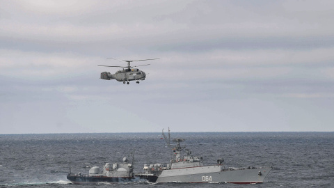 Un helicóptero y un buque de guerra del ejército ruso participan en un ejercicio naval y los lanzamientos de prueba de misiles Kinzhal y Kalibr con capacidad nuclear, observados por el presidente ruso Vladimir Putin, en el Mar Negro frente a La costa de Un helicóptero y un buque de guerra del ejército ruso participan en un ejercicio naval y los lanzamientos de prueba de misiles Kinzhal y Kalibr con capacidad nuclear, observados por el presidente ruso Vladimir Putin, en el Mar Negro frente a La costa de