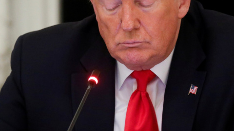 Imagen de archivo del expresidente de EEUU, Donald Trump, usando su móvil Imagen de archivo del expresidente de EEUU, Donald Trump, usando su móvil