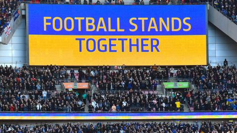 El eslogan "El fútbol se mantiene unido" se ve en una pantalla gigante antes de la final de la Copa Carabao inglesa entre el Chelsea FC y el Liverpool FC en Wembley en Londres, Gran Bretaña, el 27 de febrero de 2022. El eslogan "El fútbol se mantiene unido" se ve en una pantalla gigante antes de la final de la Copa Carabao inglesa entre el Chelsea FC y el Liverpool FC en Wembley en Londres, Gran Bretaña, el 27 de febrero de 2022.