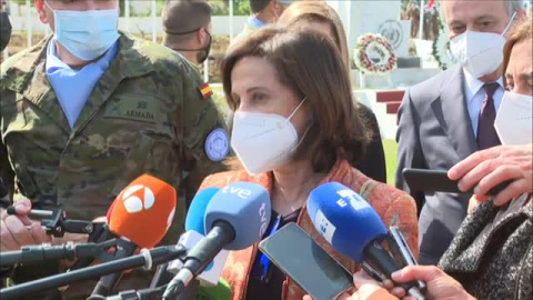 Robles anuncia que España enviará más tropas para reforzar las fronteras de los países aliados Robles anuncia que España enviará más tropas para reforzar las fronteras de los países aliados