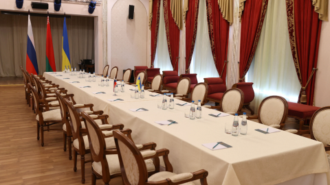 Imagen de la sala donde se desarrollarán conversaciones entre las delegaciones rusa y ucraniana, en la Residencia Rumyantsev-Paskevich, en Gomel Imagen de la sala donde se desarrollarán conversaciones entre las delegaciones rusa y ucraniana, en la Residencia Rumyantsev-Paskevich, en Gomel