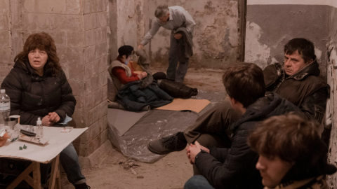 Residentes ucranianos se refugian en el sótano de un edificio de apartamentos en Kiev. Residentes ucranianos se refugian en el sótano de un edificio de apartamentos en Kiev.