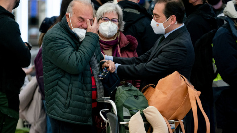 El ministro de Asuntos Exteriores, Unión Europea y Cooperación, José Manuel Albares (d), recibe a un español repatriado, que llega emocionado, al Aeropuerto Adolfo Suárez Madrid Barajas El ministro de Asuntos Exteriores, Unión Europea y Cooperación, José Manuel Albares (d), recibe a un español repatriado, que llega emocionado, al Aeropuerto Adolfo Suárez Madrid Barajas