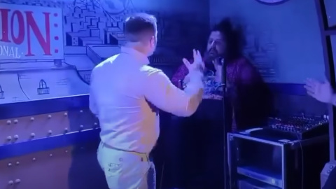 Instante en el que el neonazi Alberto 'Pugilato' irrumpe en el escenario para agredir al cómico Jaime Caravaca. Instante en el que el neonazi Alberto 'Pugilato' irrumpe en el escenario para agredir al cómico Jaime Caravaca.